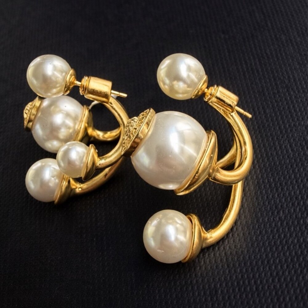 Gold earrings with pearls